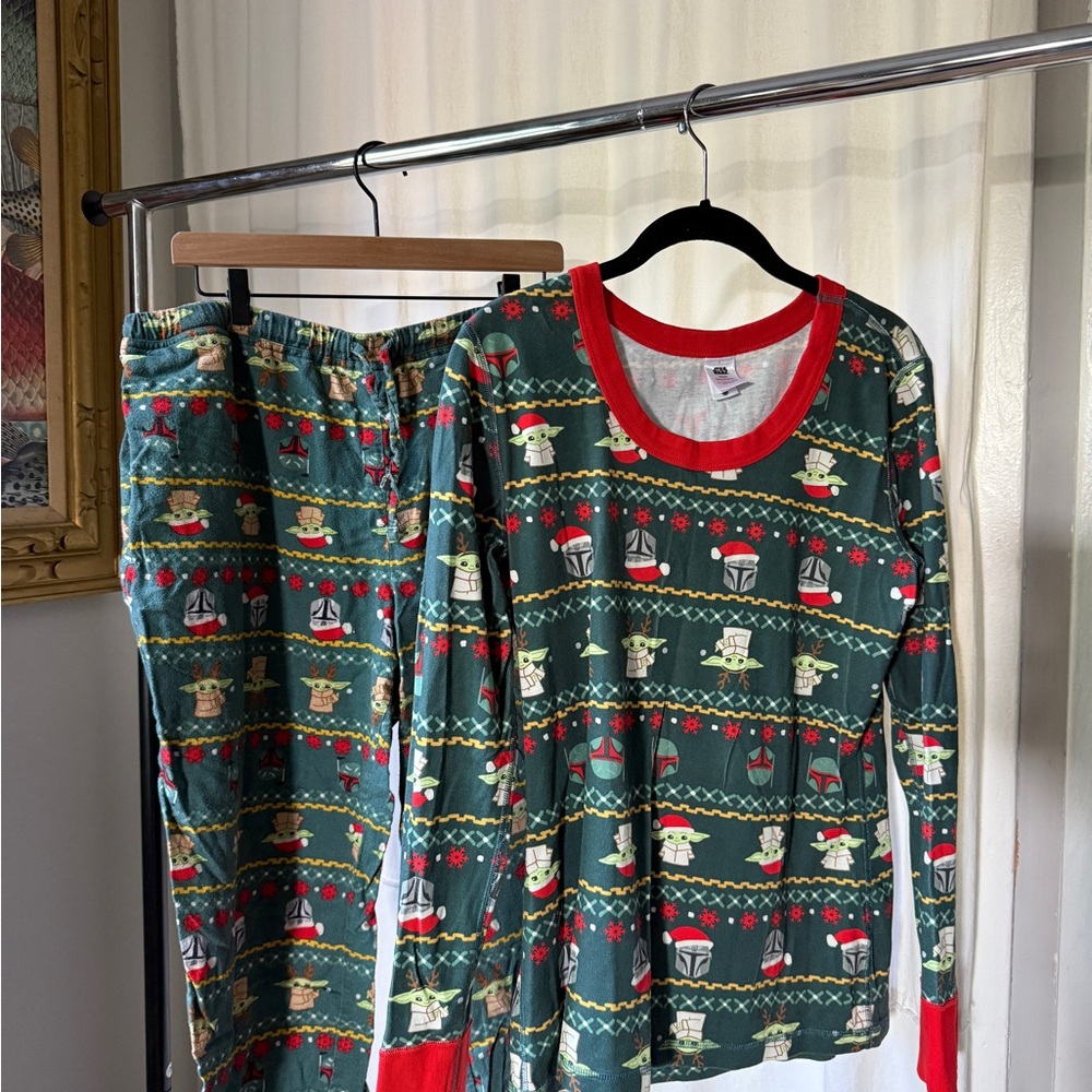 Hanna Andersson Green and Red Star Wars Pajamas: like new